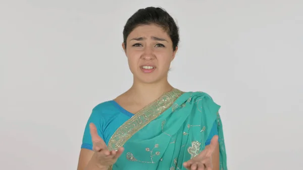 Donna indiana si sente arrabbiato, lotta, sfondo bianco — Foto Stock