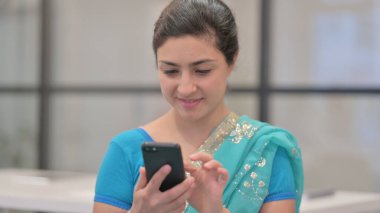 Akıllı telefon kullanan Hintli Kadın Portresi