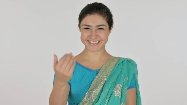Индийская женщина указывает на камеру и приглашает, белый фон — стоковое фото