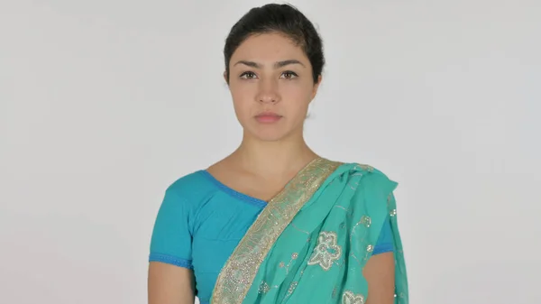 Serieuze indiaanse vrouw op zoek naar de camera, witte achtergrond — Stockfoto