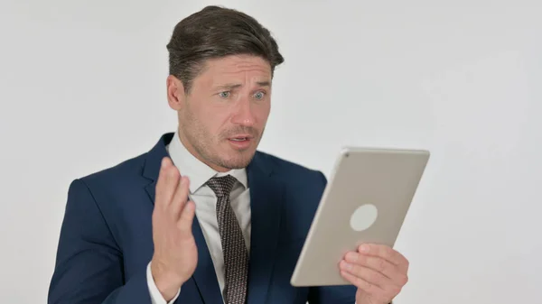 Videochiamata su tablet da uomo d'affari di mezza età, sfondo bianco — Foto Stock
