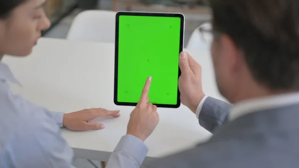 Business Person using Tablet with Green Chroma Screen — Stock fotografie