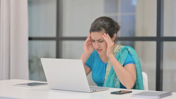 Індійська жінка відреагувала на втрату, користуючись ноутбуком — стокове фото