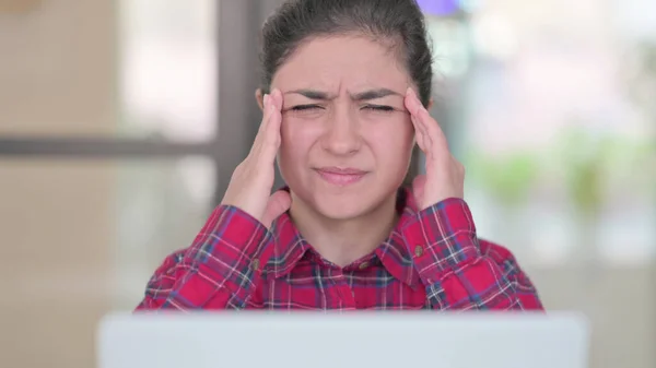 Primer plano de la mujer india que tiene dolor de cabeza mientras usa el ordenador portátil — Foto de Stock