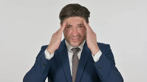 Geschäftsmann mittleren Alters mit Kopfschmerzen, weißem Hintergrund — Stockfoto