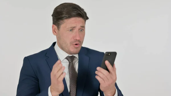 Geschäftsmann mittleren Alters reagiert auf Verlust auf Smartphone, weißer Hintergrund — Stockfoto