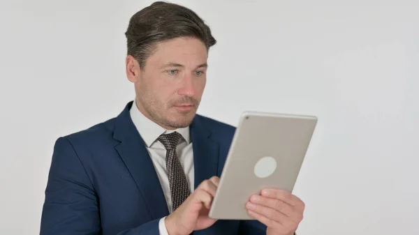 Moyen Age Homme d'affaires en utilisant la tablette, fond blanc — Photo