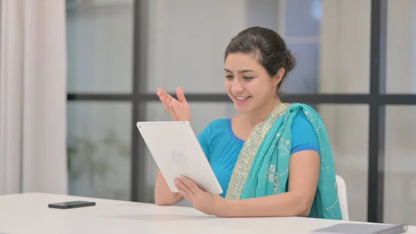 Femme indienne faisant appel vidéo sur tablette au bureau — Photo