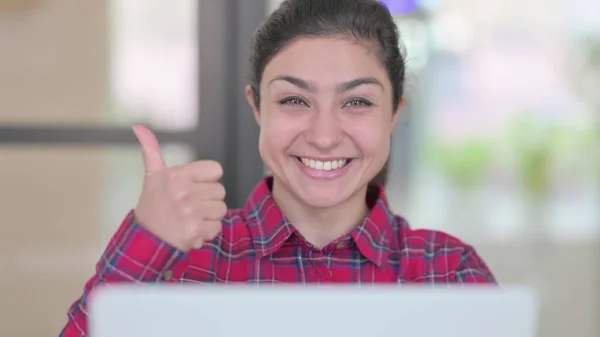 Close Up de mulher indiana com laptop mostrando polegares para cima — Fotografia de Stock