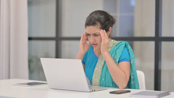 Indische Frau hat Kopfschmerzen bei der Arbeit am Laptop — Stockfoto