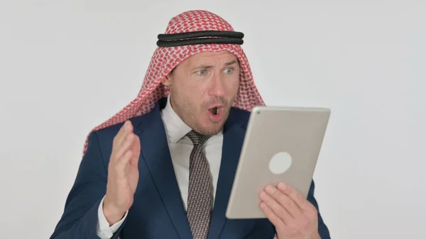 Arabischer Geschäftsmann mit Verlust auf Tablet, weißem Hintergrund — Stockfoto