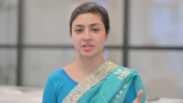インド人女性の肖像｜オンラインビデオ通話 — ストック写真