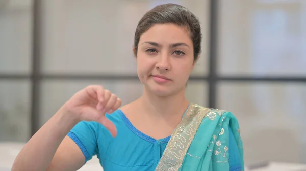 Portrét indické ženy ukazující gesto palce dolů — Stock fotografie