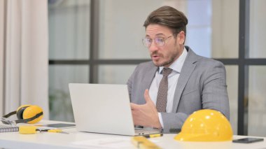 Ofisteki dizüstü bilgisayardan Orta Çağ Mühendisi konuşuyor.
