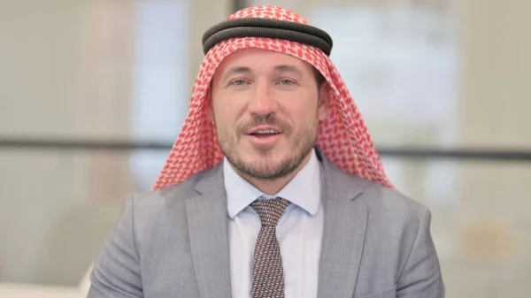 中年阿拉伯商人在网上视频通话中的肖像 — 图库照片