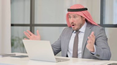 Orta Çağ Arap İşadamı Laptop kullanırken Kaybına Tepki Veriyor