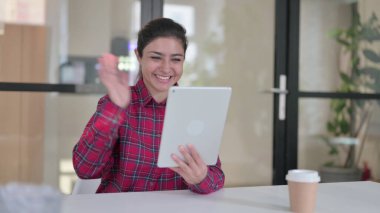 Hintli Kadın Tabletten Video Çağrısı Yapıyor