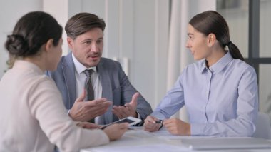 Orta Çağ İş Adamı 'nın Kadın Meslektaşlarıyla Konuşması