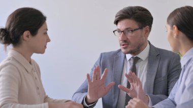 Ciddi Orta Çağ İş Adamı Karışık Irk İş Kadınlarıyla Konuşuyor