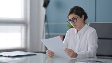 Hintli İş Kadını Ofiste Otururken Haberleri Okuyor