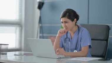 Ofiste dizüstü bilgisayar kullanırken Hintli Kadın Doktor Öksürüyor