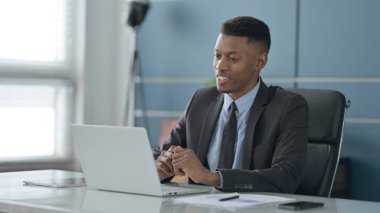 Afrikalı İş Adamı Ofisteki Dizüstü bilgisayardan Video Konuşması