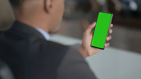 Zadní pohled na africké podnikatele pomocí Smartphone s Chroma Screen — Stock fotografie