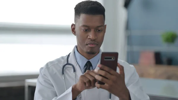 Porträtt av afrikanska läkare med hjälp av Smartphone — Stockfoto