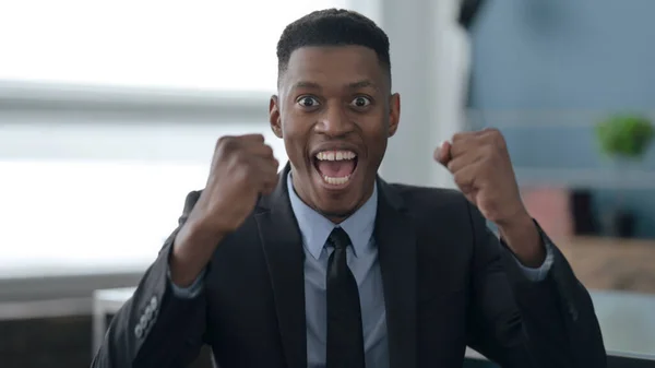 Retrato de Empresário Africano Emocionado Celebrando o Sucesso — Fotografia de Stock