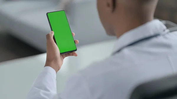 Afrikanischer Arzt benutzt Smartphone mit Chroma-Bildschirm — Stockfoto