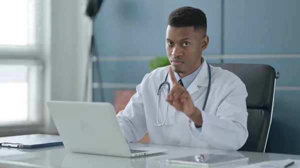 Afrikanska Doctor Shaking Head som inget tecken när du använder laptop i Office — Stockfoto