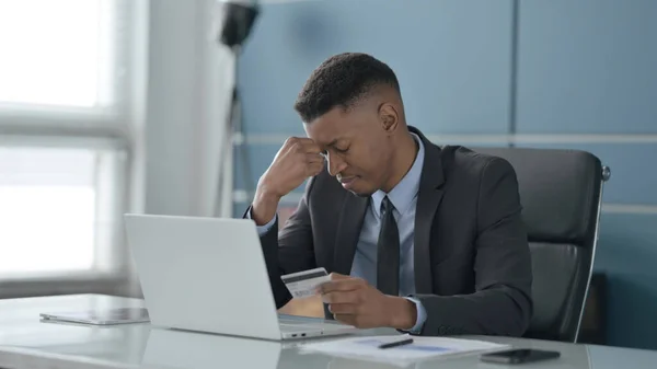 Afrikansk affärsman gör online betalning misslyckande på laptop i Office — Stockfoto