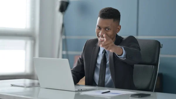 Afrikansk affärsman Peka på kameran när du använder laptop i Office — Stockfoto