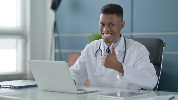 Afrikanska läkare visar tummen upp Logga in När du använder laptop i Office — Stockfoto