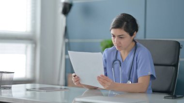 Ofiste otururken Hintli Kadın Doktor Raporları Okuyor