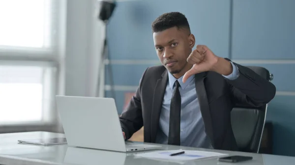 African Businessman Visar tummen ner Logga in När du använder laptop i Office — Stockfoto