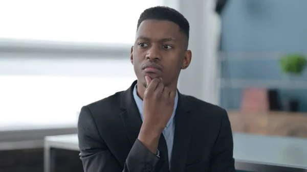 Retrato de Pensive Africano Empresário Pensando — Fotografia de Stock