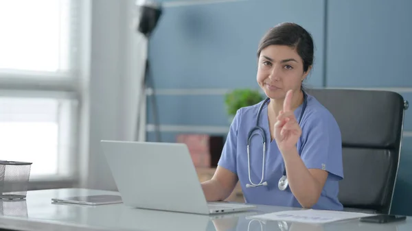 Indiase vrouwelijke arts schudden hoofd als geen teken tijdens het gebruik van laptop in Office — Stockfoto