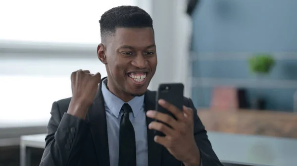 Retrato de Empresário Africano Celebrando no Smartphone — Fotografia de Stock