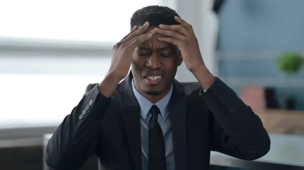 Портрет розчарованого африканського бізнесмена який реагує на втрати — стокове фото