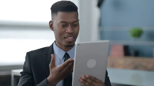 Retrato de Empresário Africano usando Tablet no escritório — Fotografia de Stock