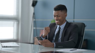 Başarılı Afrikalı İşadamı Smartphone 'da Kutluyor