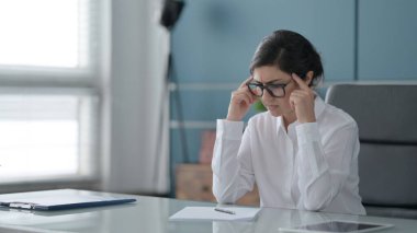 Kağıda yazarken hayal kırıklığına uğrayan Hintli İş Kadını