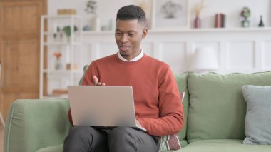 Afrikalı Adam Kanepe 'deki Laptop' ta Video Çağrısı yapıyor