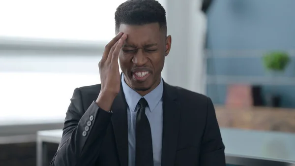 Porträt eines afrikanischen Geschäftsmannes mit Kopfschmerzen — Stockfoto