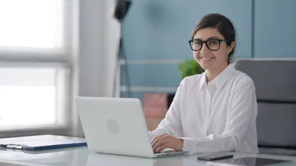 Mulher de negócios indiana com laptop balançando a cabeça como sim — Fotografia de Stock