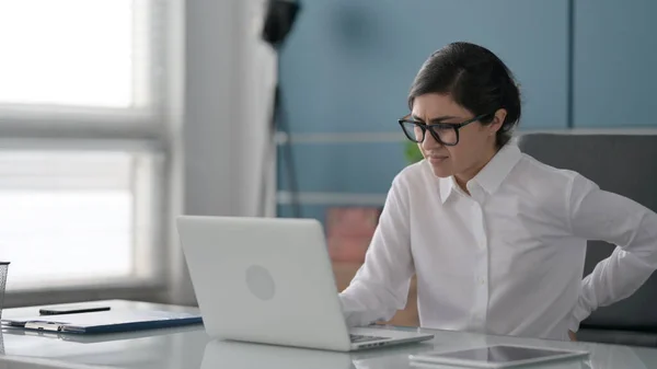 Pengusaha wanita India memiliki Back Pain saat menggunakan Laptop di Kantor — Stok Foto