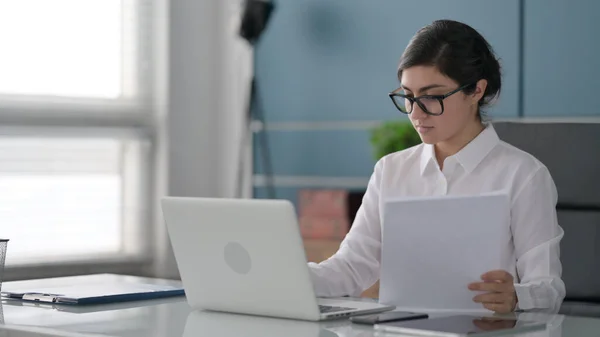 Ινδική Επιχειρηματίας με Laptop Reading Έγγραφα στο Γραφείο — Φωτογραφία Αρχείου