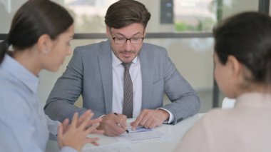 Orta Çağ İşadamı Kadın Meslektaşlarıyla Kağıtları Tartışıyor