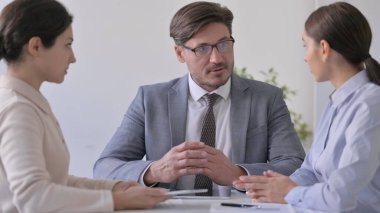 Orta Çağ İşadamı Ofiste Kadın Meslektaşlarla Konuşuyor